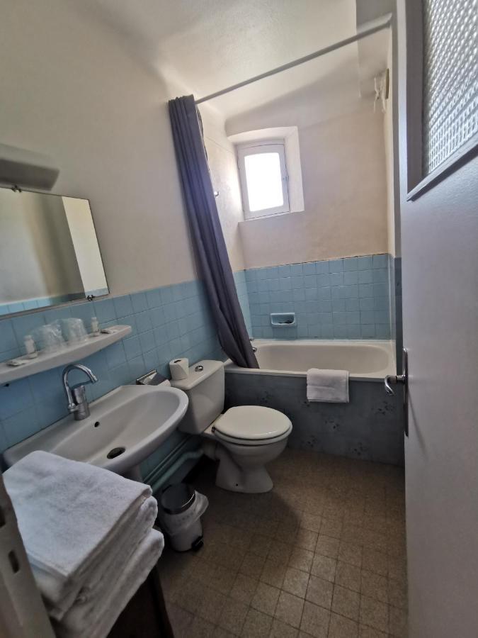 Hotel Le Tourisme Эмбрён Экстерьер фото