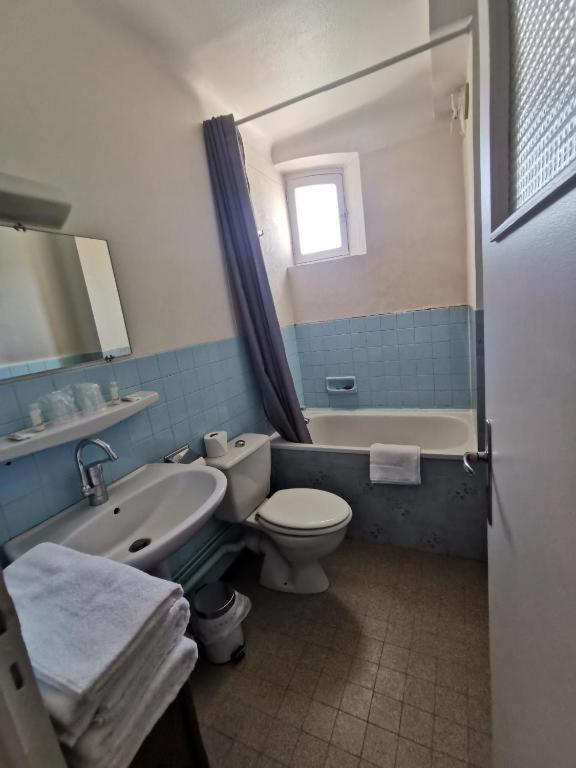 Hotel Le Tourisme Эмбрён Экстерьер фото